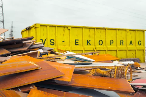 Odpadní dřevo, připraveno k třídění