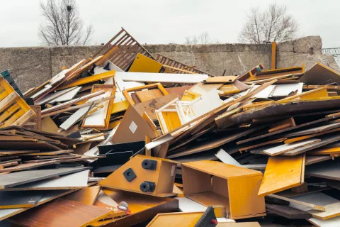 Skříně, stoly, dřevo, dřevotřískové desky