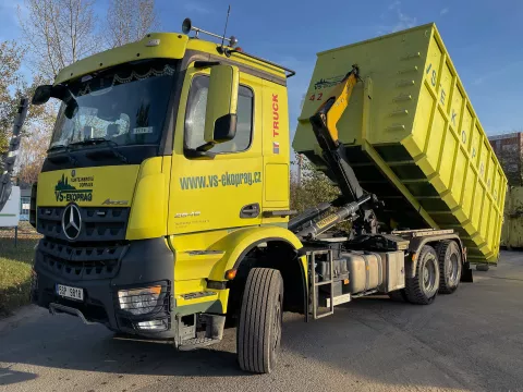 Mercedes-Benz Arocs s kontejnerovou nástavbou, Praha